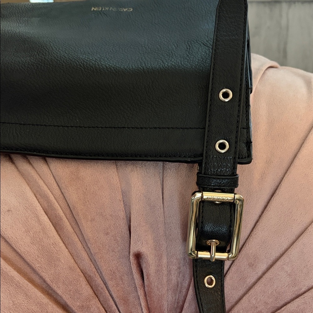 Calvin Klein pebbled leather black cross body bag, adjustable strap. - Picture 10 of 10